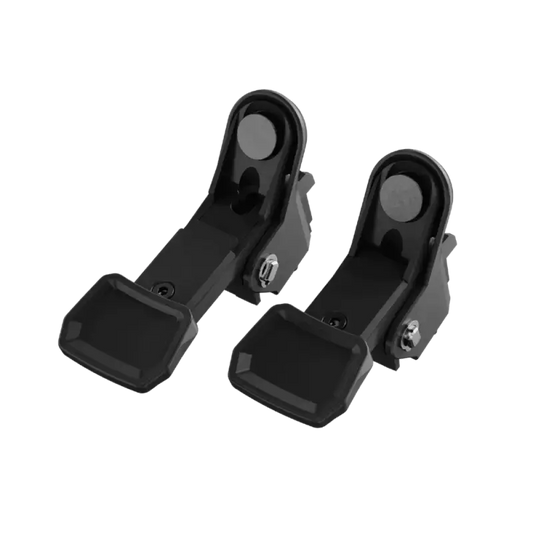 Zwart plastic fietsstuurklem met schroef en verstelbare arm, geschikt voor fietsen en mountainbikes. Compacte, robuuste constructie voor veilige bevestiging van accessoires.
