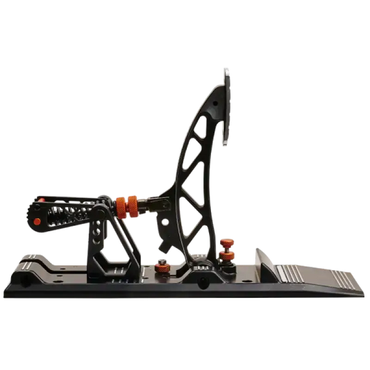 Zwart metalen racepedaal met oranje verstelbare schroefjes en een textuurrijke voetplaat, speciaal ontworpen voor gaming-stuurwielconfiguraties en realistische simulatie.