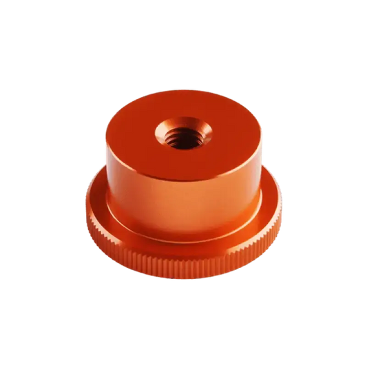 Oranje metaalcomponent met ribbelrand en schroefgat, geschikt voor 3D-printers. Gemaakt van lichtgewicht aluminium voor precisie en stabiliteit.