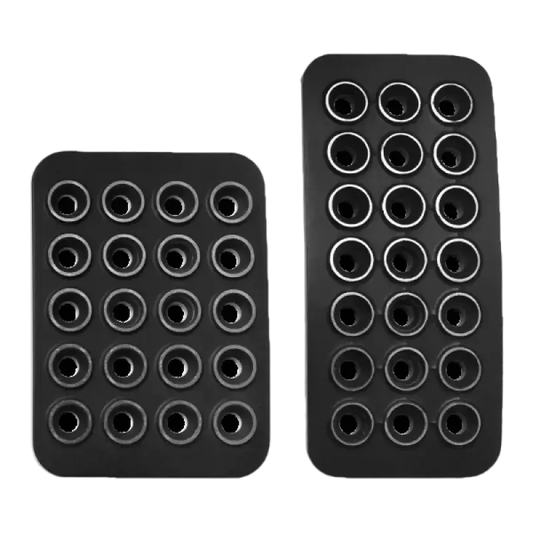 Zwart rubberen kabelorganizer met 24 gaten, geschikt voor kabels en kabelmanagement. Compacte, rechthoekige vorm met afgeronde hoeken voor efficiënte kabelopslag.