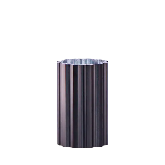 Zilverkleurige, verticaal geribbelde metalen buisjes in twee maten, geschikt voor decoratieve installaties. Perfect voor moderne interieurs en buitenverlichting.