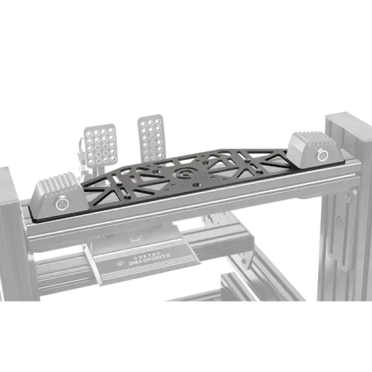 Zwart metalen racestuur met ingebouwde LED-verlichting en powerknop, geïntegreerd in een racestuurstandaard voor simulaties. Geschikt voor racestuurtraining en virtuele rally-uitdagingen.