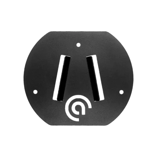 Zwart metalen schakelaarpaneel met schuifschakelaar en logo, geschikt voor industriële toepassingen. Geschikt voor gebruik in elektrische installaties en industriële ruimtes.