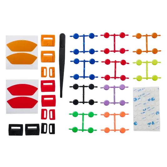 Een kleurrijke set van plastic bouwstukken in rood, blauw, groen, paars en oranje, inclusief een zwarte tool en stickers, speciaal ontworpen voor kinderen om creatieve speelgoedconstructies te bouwen.