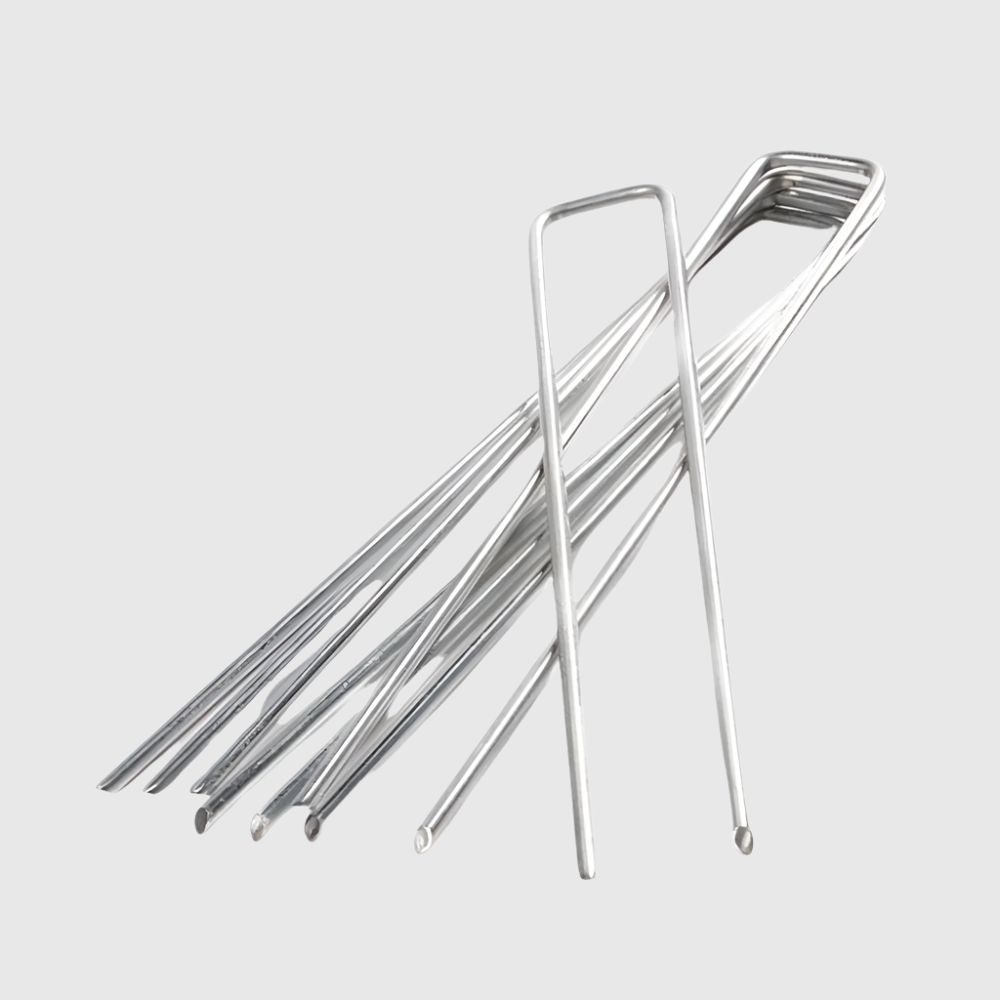 Zilverkleurige metalen kabelschoenen met afgeronde uiteinden, geschikt voor elektrische installaties. Gebruik deze kabelschoenen voor veilige en professionele kabelbehandeling in bouw- en installatieprojecten.