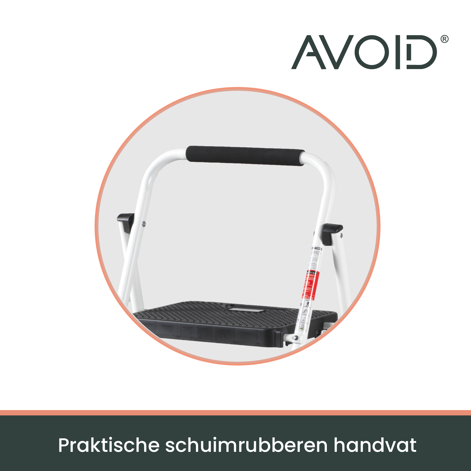 Een witte, drie-tredige steigerladder met zwarte, gatenbevattende treden en een handvat. Geschikt voor huishoudelijke of kleine projecten, met anti-slip voetjes en een veiligheidslabel.