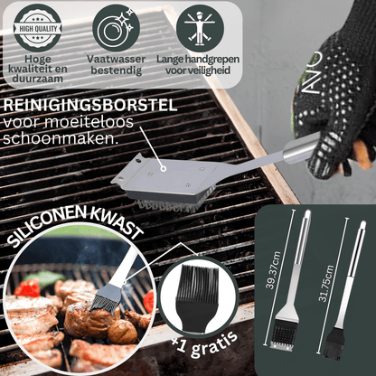 Zilverkleurige BBQ-set met glanzende metalen hulpmiddelen, inclusief vork, spatel en borstel, netjes opgeborgen in een zwart, opvouwbare tas voor barbecue-avonden. Perfect voor buitenkeuken en grillfeesten.
