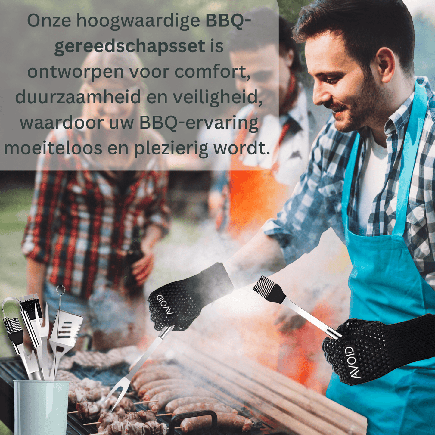 Zilverkleurige barbecuezetel met glanzende staafjes en zwarte rubberen handgrepen, georganiseerd in een zwart opbergkussen. Perfect voor buitenkeuken of grillfeesten.