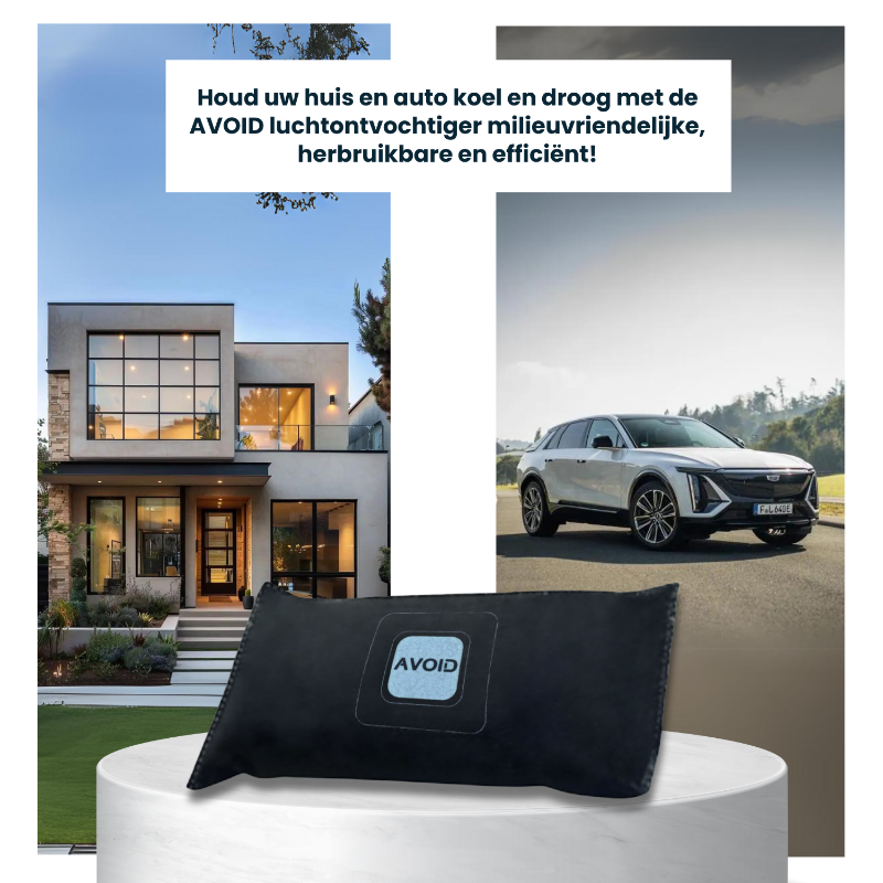 Zwart, fluweelachtig kussen met het merklogo ‘AVOID’ in een lichtblauwe vierkante patch. Geschikt voor auto’s en thuis, ideaal als comfortabele hoofdsteun voor reizen of ontspanning.