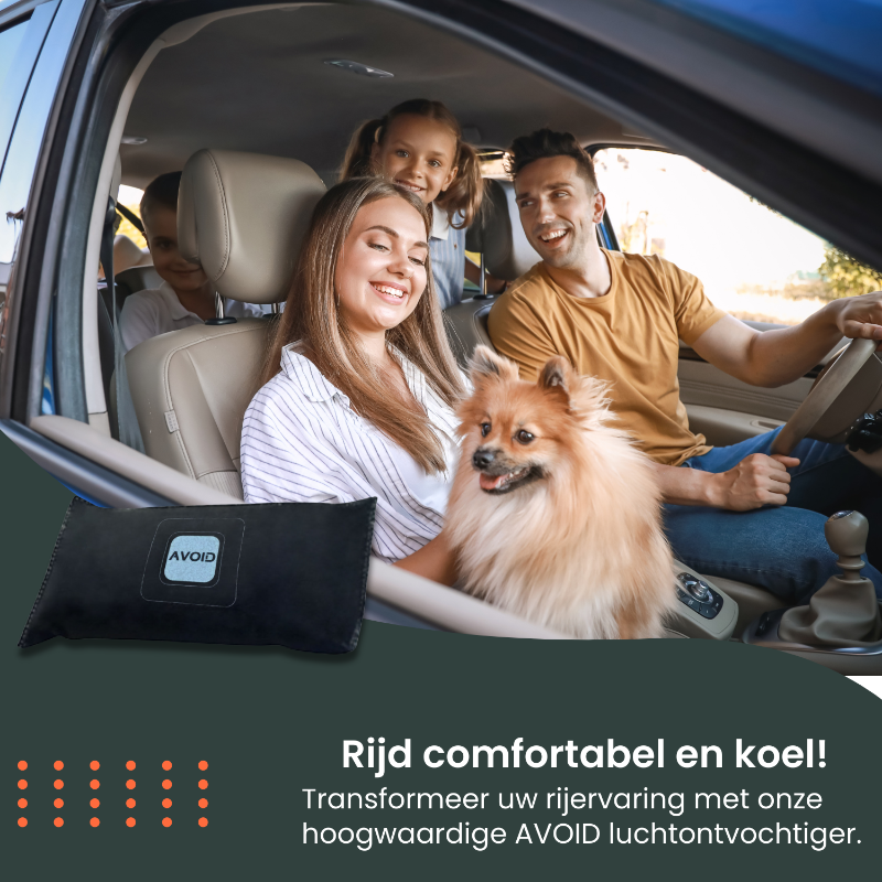 Zwart, fluweelachtig kussen met het merklogo ‘AVOID’ in lichtblauw op een witte achtergrond. Ideaal voor auto’s en thuis, geschikt als comfortabele hoofdsteun of decoratief accessoire.