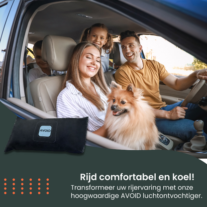 Zwart, fluweelachtig kussen met het merklogo ‘AVOID’ in lichtblauw op een witte achtergrond. Ideaal voor auto’s en thuis, geschikt als comfortabele hoofdsteun of decoratief accessoire.
