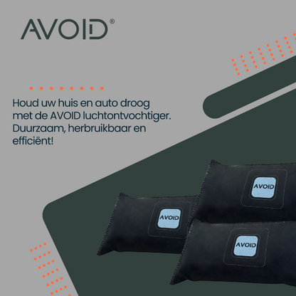 Zwart, fluweelachtig kussen met het merklogo 'AVOID' in een lichtblauwe vierkante patch. Geschikt voor auto’s en thuis, ideaal als comfortabele hoofdsteun voor reizen of ontspanning.