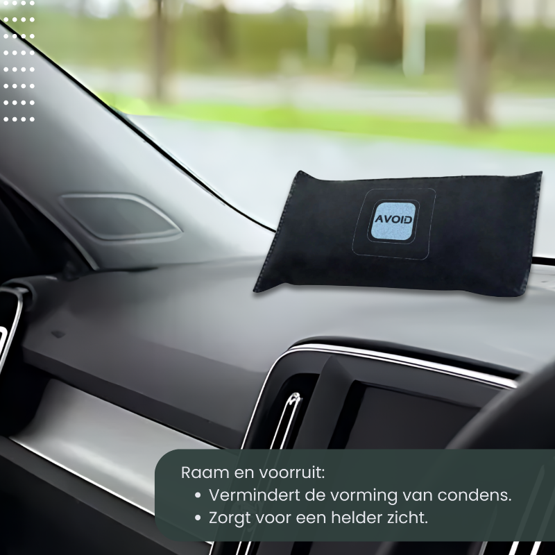 Zwart, fluweelachtig kussen met het merklogo ‘AVOID’ op een lichtblauwe achtergrond. Geschikt voor auto’s en thuis, ideaal als comfortabele hoofdsteun voor lange ritjes of ontspanning.