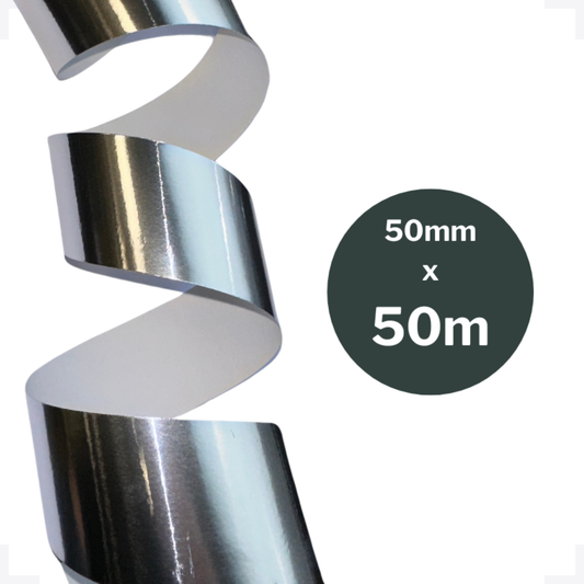 Een rol zilverkleurig aluminium tape van het merk AVOID, met afmetingen 5 cm x 50 meter, geschikt voor reparaties en isolatie in de houtbewerking en elektrische installaties.
