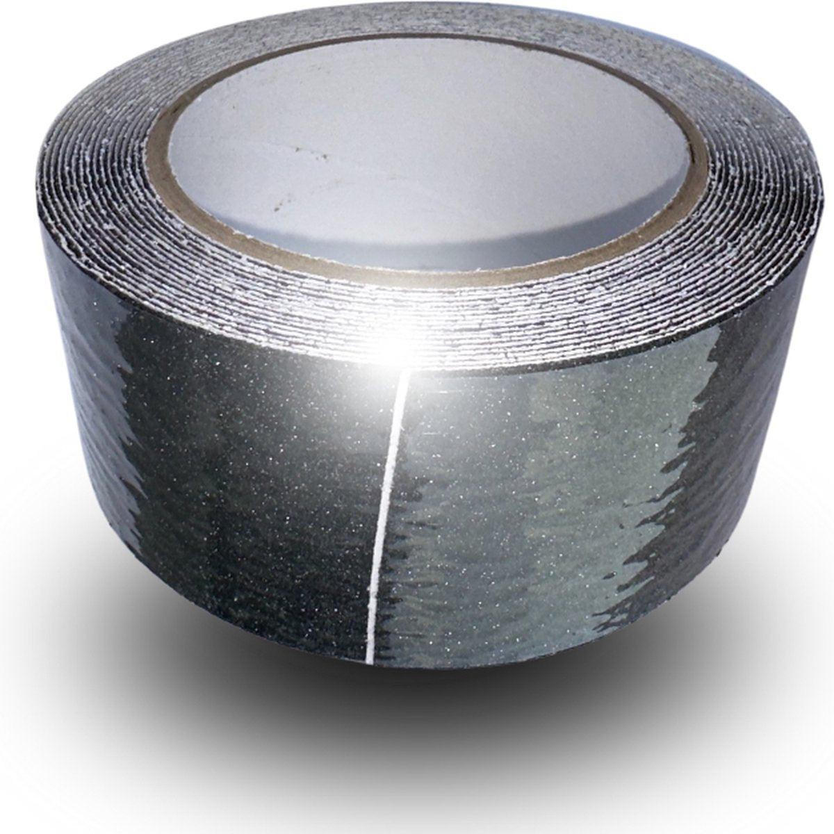 Zwart ronde rol van AVQID anti-slip tape, 5 cm breed en 5 meter lang, met zichtbare zilverkleurige rand en witte tekst op de bovenkant. Geschikt voor veilige vloeren en meubels in huishoudelijk gebruik.