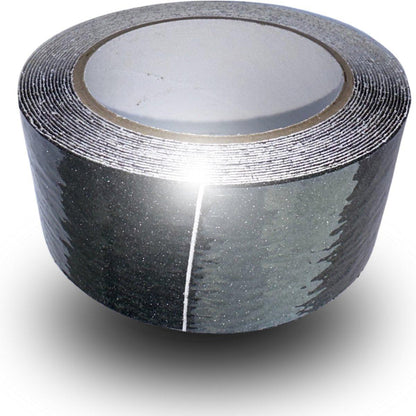 Zwart ronde rol van AVQID anti-slip tape, 5 cm breed en 5 meter lang, met zichtbare zilverkleurige rand en witte tekst op de bovenkant. Geschikt voor veilige vloeren en meubels in huishoudelijk gebruik.