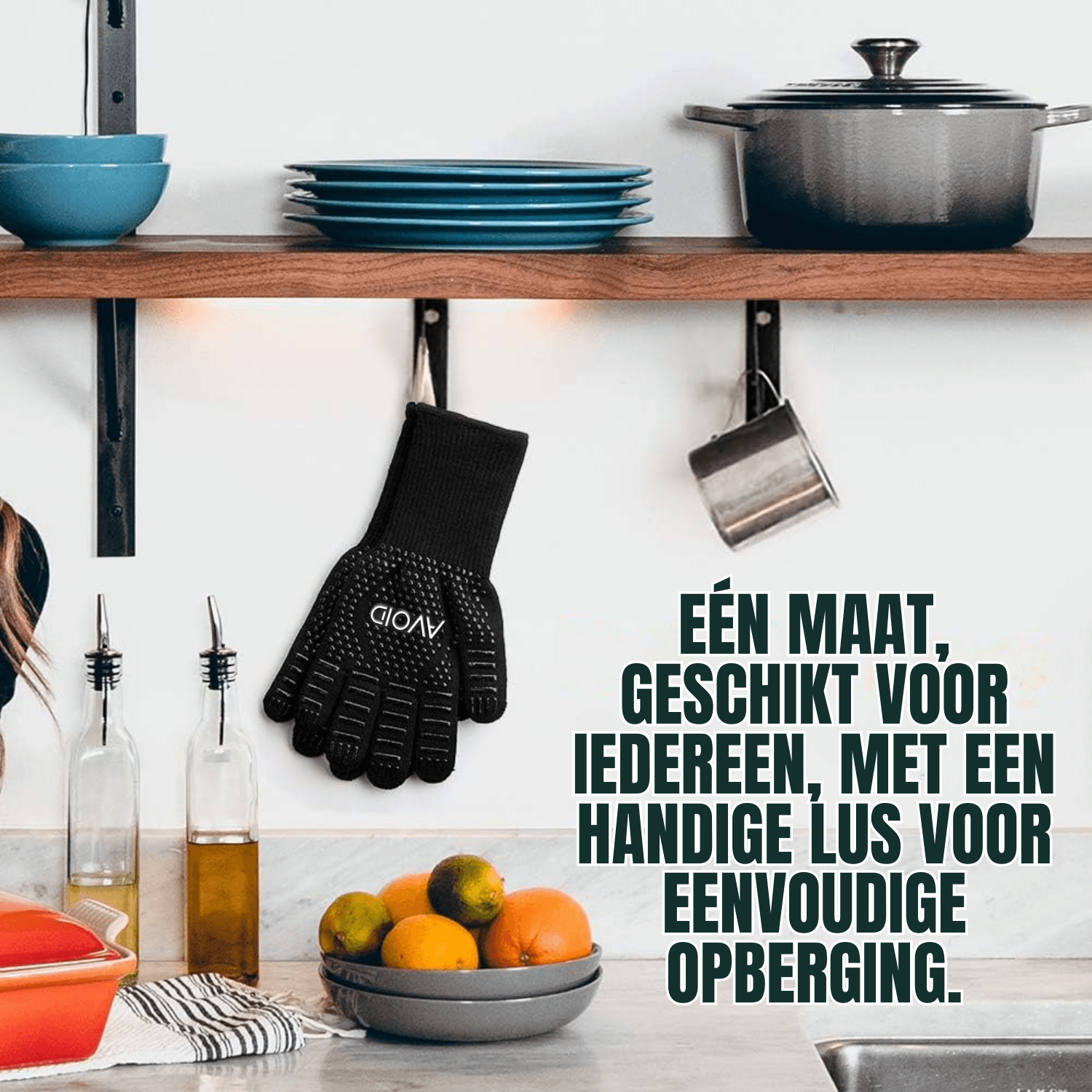 Zwart, gestreept handschoenen met 'AVOID' logo, voorzien van gripoppervlakken voor betere controle. Geschikt voor huishoudelijke taken en dagelijkse gebruik.