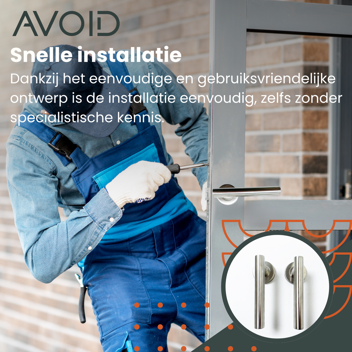 Zilverkleurige deurhandgrepen van glanzend metaal, met ronde bevestigingsplaten. Geschikt voor moderne interieurs en badkamers, met een minimalistisch, functioneel ontwerp.