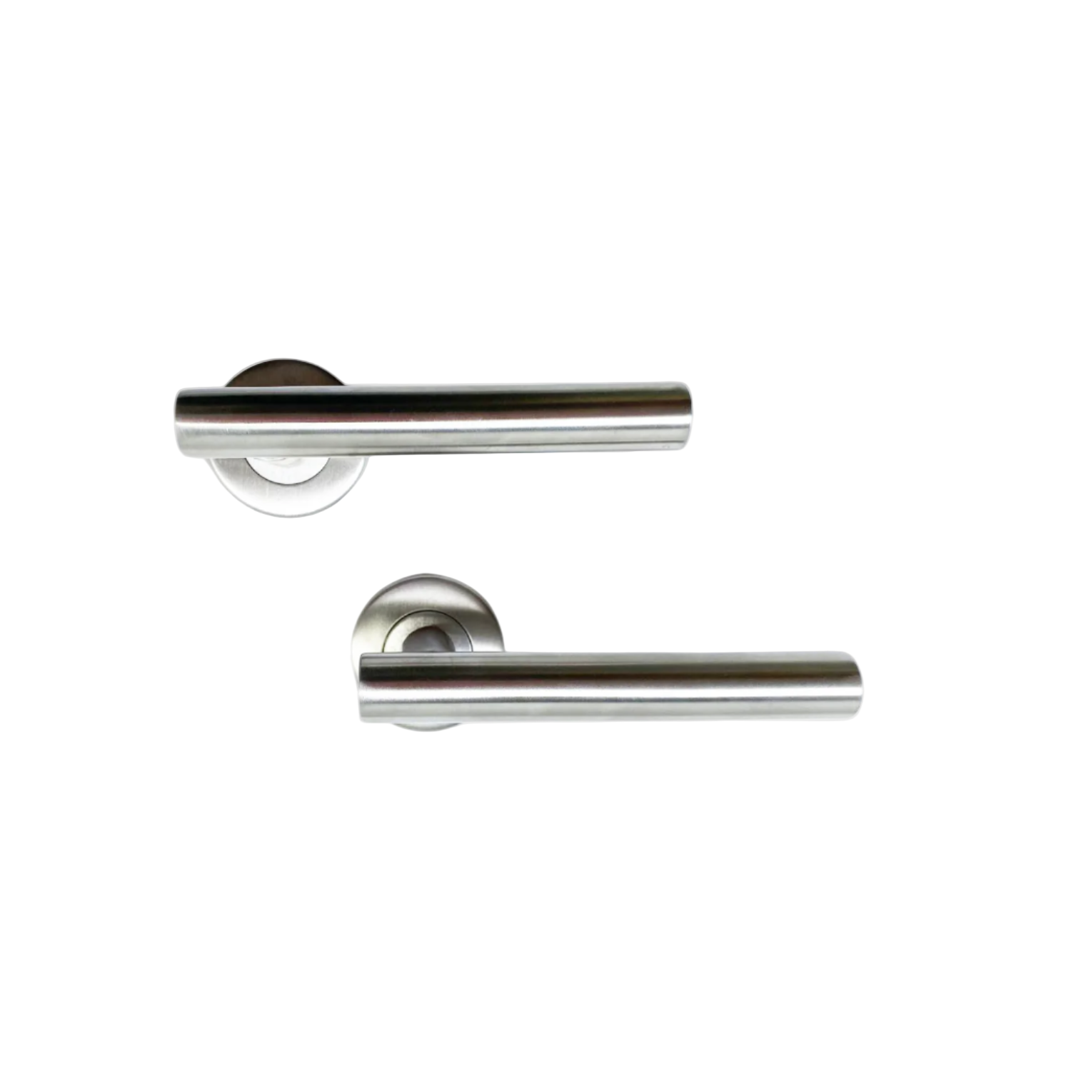 Zilverkleurige deurkrukken van glanzend metaal, met ronde bevestigingsplaten, geschikt voor moderne interieurstijlen. Perfect voor badkamer- of keukendeuren met een minimalistisch design.