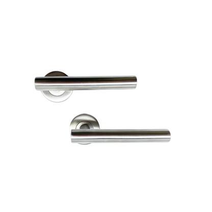 Zilverkleurige deurkrukken van glanzend metaal, met ronde bevestigingsplaten, geschikt voor moderne interieurstijlen. Perfect voor badkamer- of keukendeuren met een minimalistisch design.
