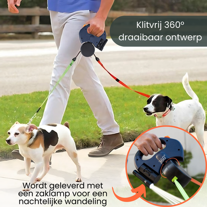 Een blauwe, handige hondensnoerrol met zwart plastic en zilveren karabijnhaakjes, geschikt voor wandelingen. Compact ontwerp met oranje bedieningsknop voor hondenbezitters.