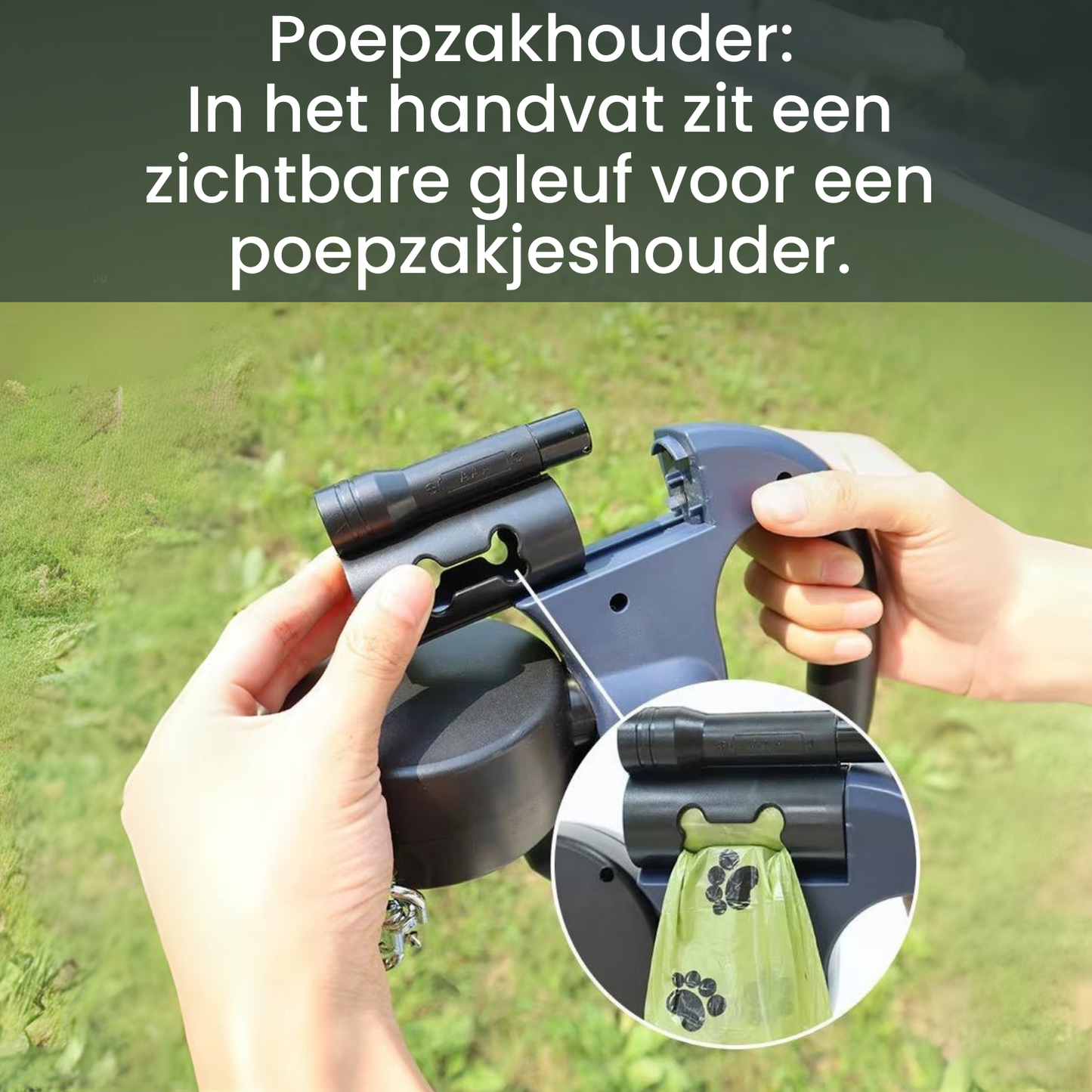 Een blauw-witte hondenhalsband met een zwarte rol en zilveren karabijnhaak, geschikt voor wandelingen. Het handvat is ergonomisch ontworpen voor comfortabel gebruik tijdens het lopen met honden.