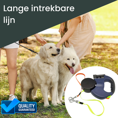 Een compacte, donkerblauwe hondenhalsband met zwart rollenmechanisme en zilveren karabijnhaakjes. Geschikt voor wandelingen en dagelijkse uitstapjes met honden.