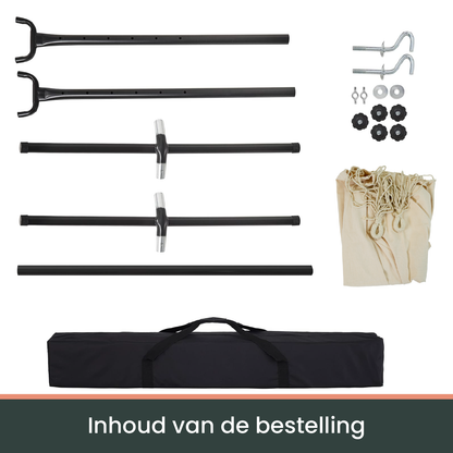 Een crèmekleurige hangmat met witte kabels hangt op een zwart metalen frame, ideaal voor ontspanning in de tuin of op het terras.
