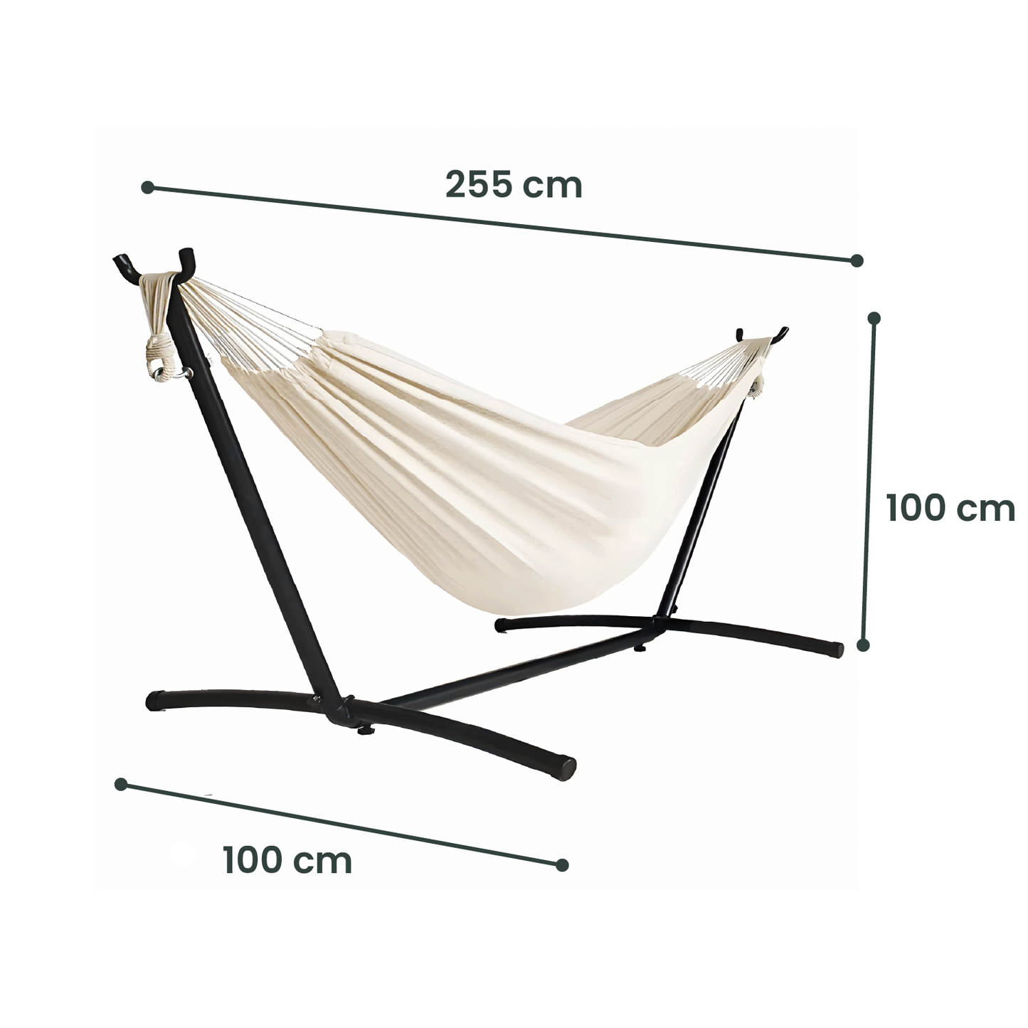 Een crèmekleurige hangmat met witte kabels hangt op een zwarte metalen standaard, ideaal voor ontspanning in de tuin of op het terras.