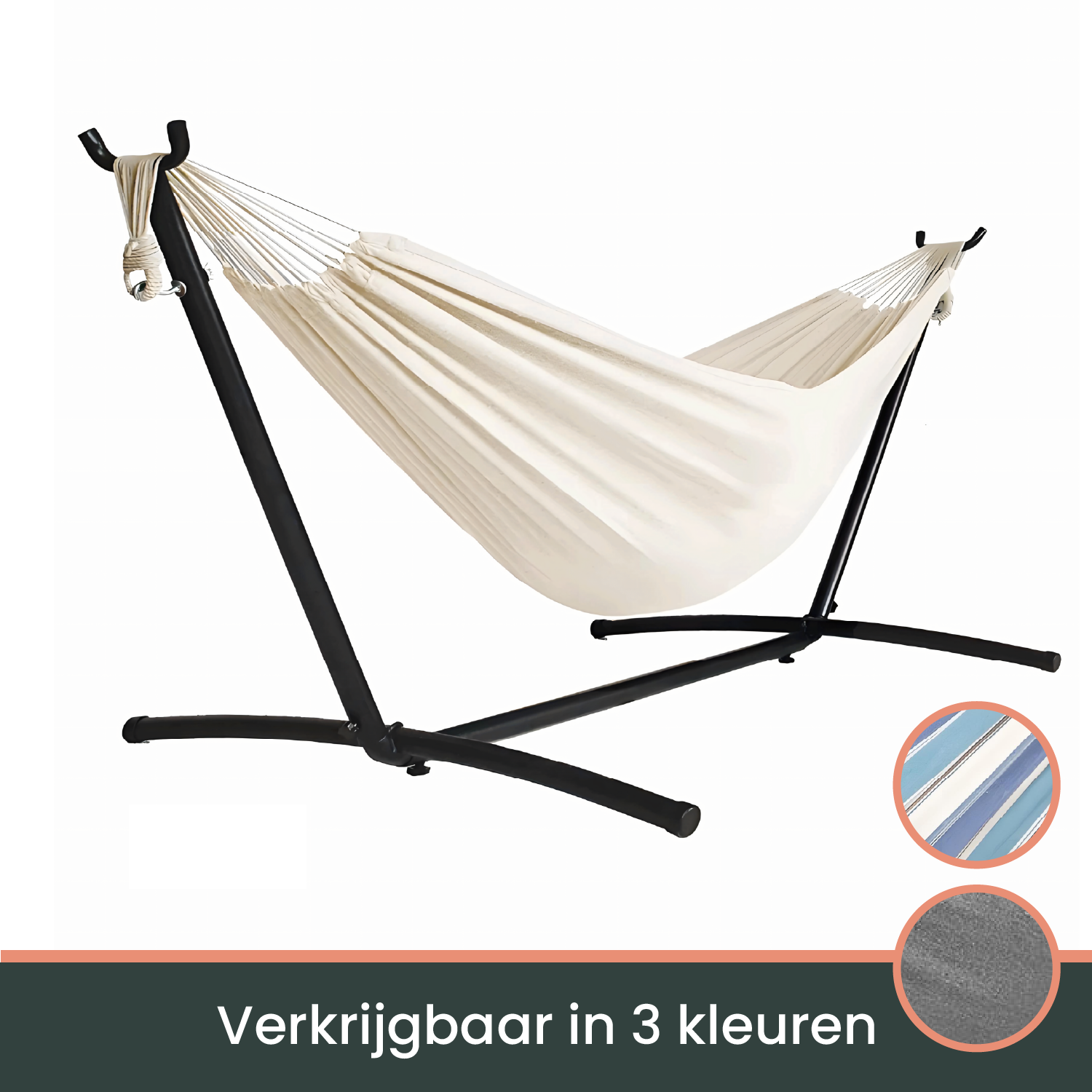 Een crèmekleurige hangmat met witte kabels hangt op een zwarte metalen standaard, ideaal voor ontspanning in de tuin of op het terras.