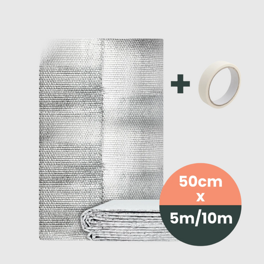 Zilverkleurige, opgevouwen isolatiemantel met hexagonaal patroon, naast een rol lichtgeel tape, speciaal ontworpen voor thermische isolatie in koude omgevingen.