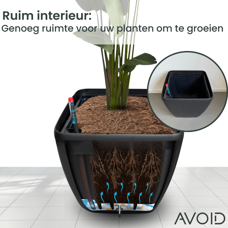 Zwart, vierkant kunststof plantenbak met glad oppervlak, voorzien van een waterstandsmeter met rode dop. Ideaal voor binnen- en buitenruimtes, geschikt voor decoratieve planten en waterplanten.