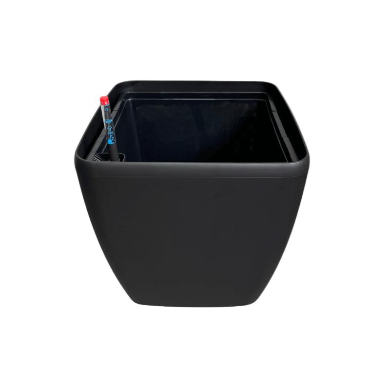 Zwart, vierkant kunststof plantenbak met glad oppervlak en afgeronde hoeken, voorzien van een waterstandsmeter met rode dop, geschikt voor binnen- en buitenruimtes.