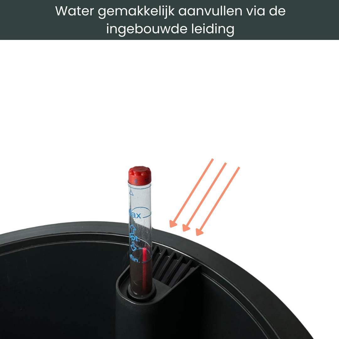 Rode, textuurrijke buitenpot met zwarte rand, geschikt voor tuin of terras. Inclusief waterstandmeter voor gemakkelijke vulling en onderhoud.