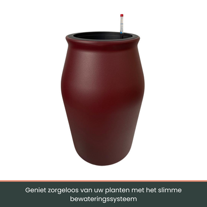 Rode, textuurrijke buitenpot met zwarte rand, geschikt voor tuin of terras. Inclusief waterstandmeter voor gemakkelijke vulling en onderhoud.