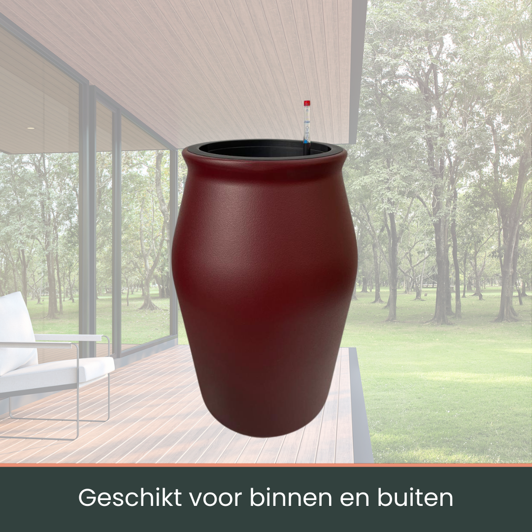 Rode, textuurrijke buitenpot met zwart binnenkant, geschikt voor tuin of terras. Zichtbaar met een watermeetstok voor gebruik als drinkpot of decoratieve plantenbak.