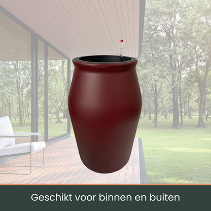 Rode, textuurrijke buitenpot met zwart binnenkant, geschikt voor tuin of terras. Zichtbaar met een watermeetstok voor gebruik als drinkpot of decoratieve plantenbak.