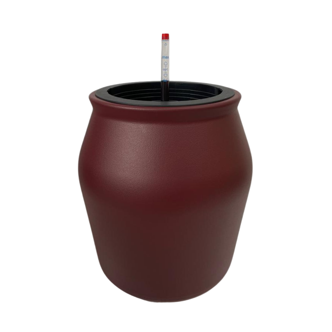 Rode, textuurrijke kunststof pot met zwarte rand, voorzien van een waterstandsmeter voor optimale plantzorg. Ideaal voor binnen- en buitenruimtes, geschikt voor zowel decoratieve als functionele plantenverzorging.