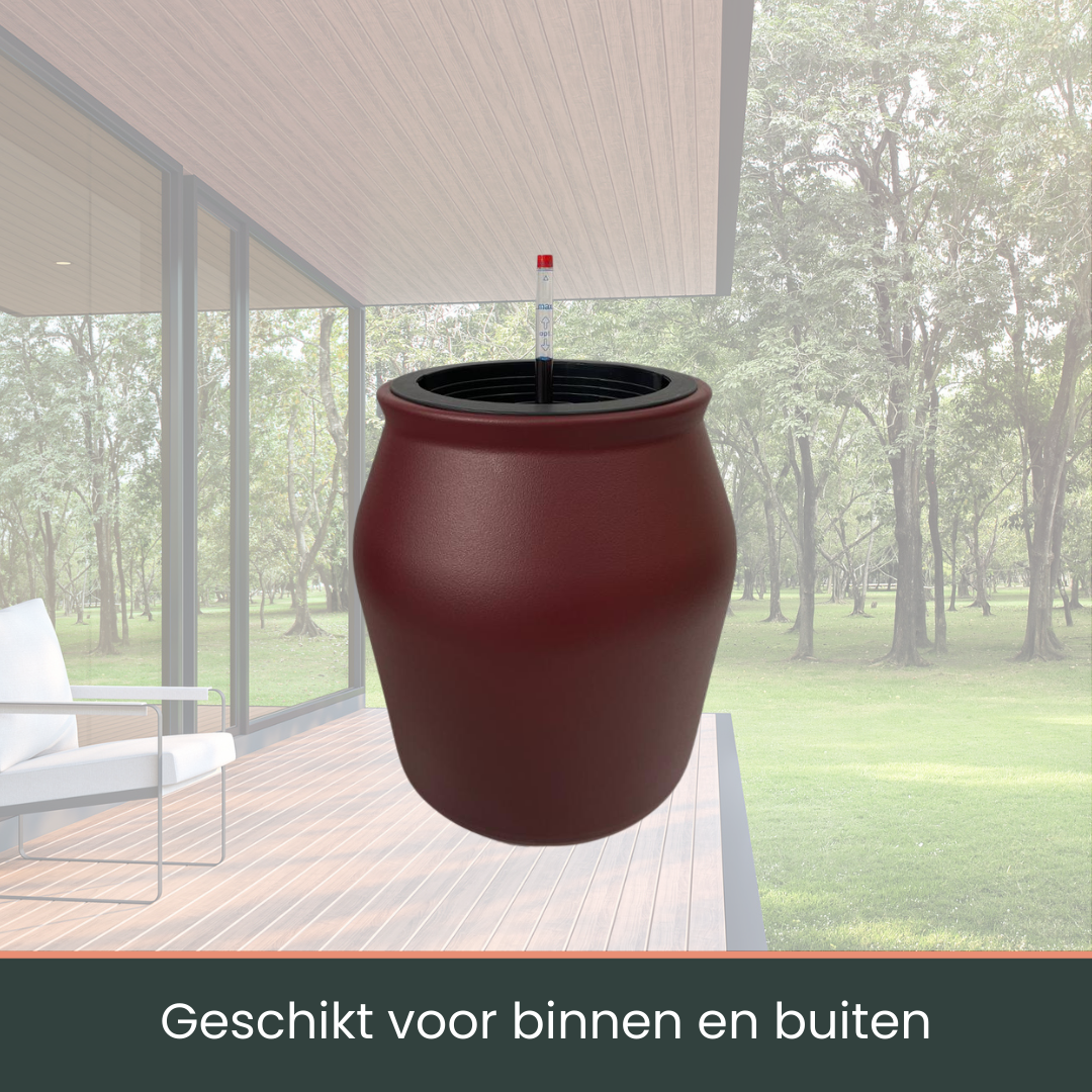 Rode, textuurrijke kunststof pot met zwart randje, voorzien van een waterstandsmeter voor optimale plantzorg. Ideaal voor binnen- en buitenruimtes, geschikt voor tuin- en kamerplanten.