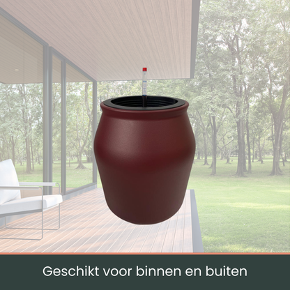 Rode, textuurrijke kunststof pot met zwart randje, voorzien van een waterstandsmeter voor optimale plantzorg. Ideaal voor binnen- en buitenruimtes, geschikt voor tuin- en kamerplanten.