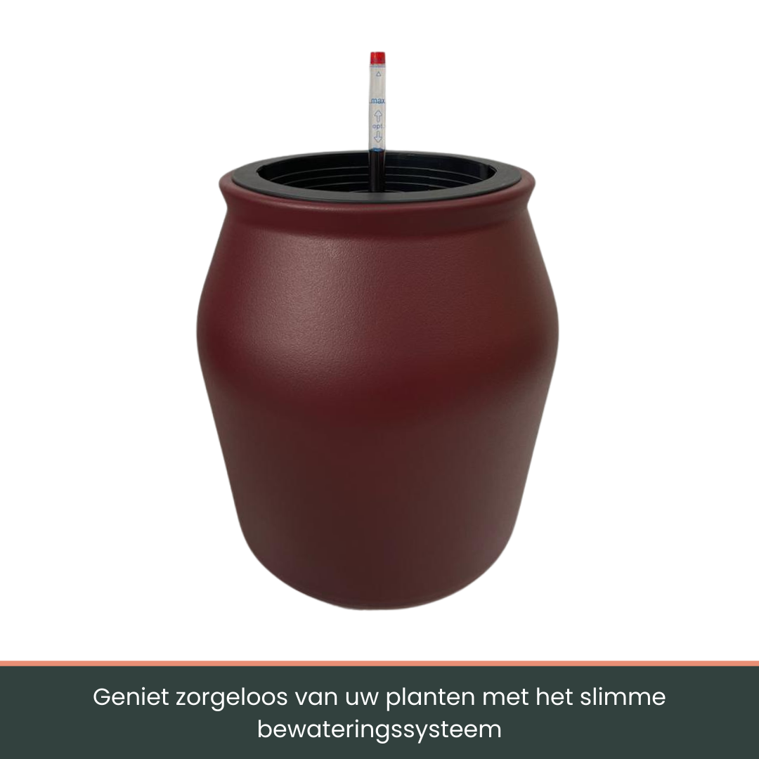 Rode, textuurrijke plastic plantenpot met zwarte rand en waterstandmeter, geschikt voor binnen- en buitenruimte. Ideaal voor decoratieve planten en tuinontwerp.
