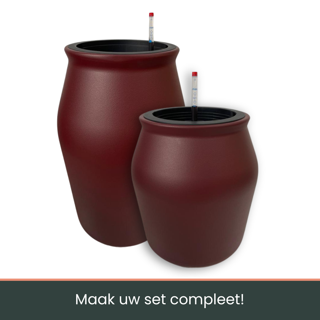 Rode, textuurrijke kunststof pot met zwarte binnenkant, voorzien van een waterstandsmeter voor planten. Ideaal voor binnen- en buitenruimtes, geschikt voor zowel decoratieve als functionele plantenverzorging.