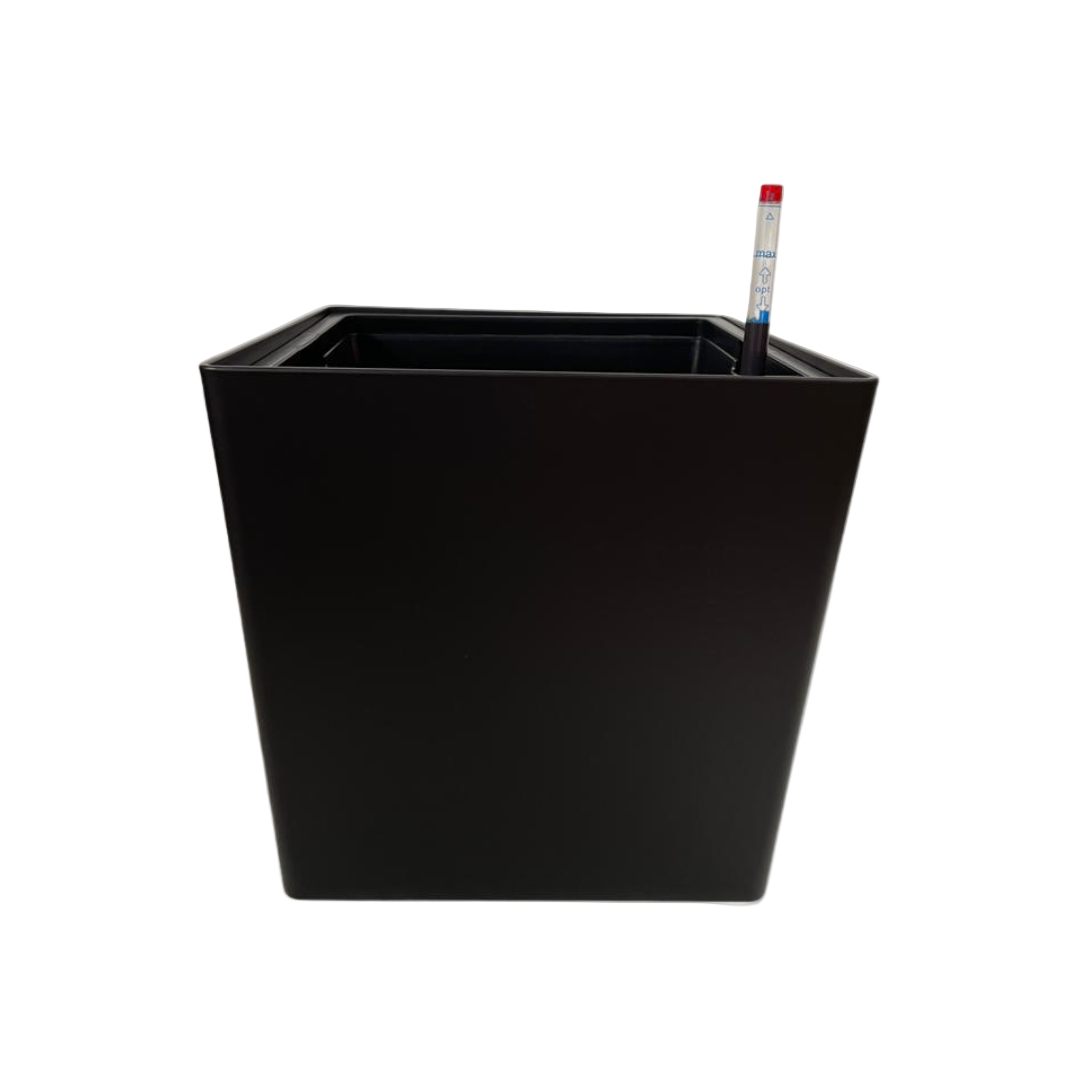 Zwart, vierkant bureauaccessoire met glad oppervlak, geschikt voor kantoor of thuis. Inclusief een rode marker voor praktische gebruik als penhouder of decoratief bureauaccessoire.