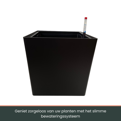 Zwart, vierkant bureauaccessoire met glad oppervlak, geschikt voor kantoor of thuis. Inclusief een rode potloodhouder voor schrijfwerktuigen en organisatie.