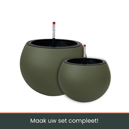 Olijfgroene, ronde penhouder met zwart randje, voorzien van een houder voor een potlood met rode dop. Ideaal voor kantoor- en schoolgebruik, met een minimalistisch design.