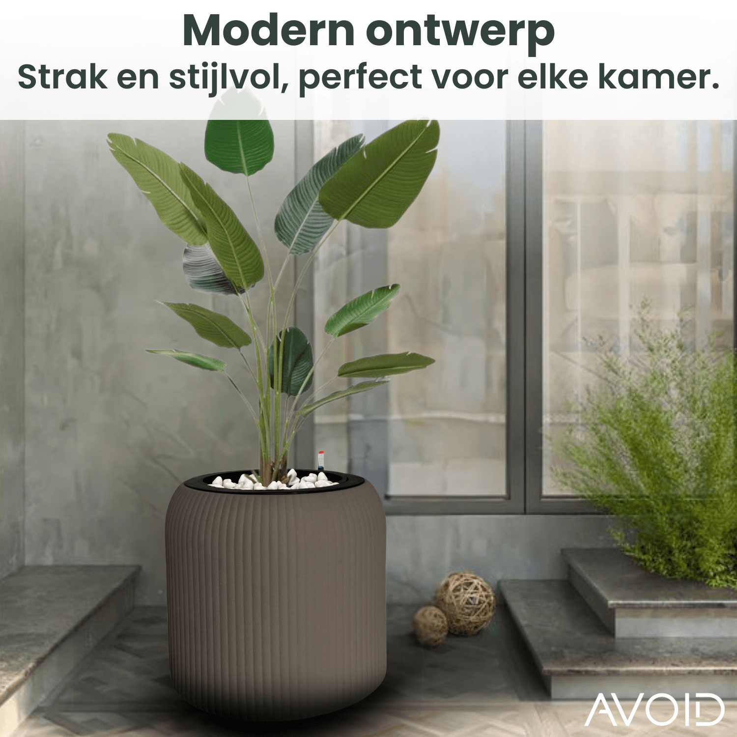 Grijze, geribbelde buitenkruik met zwarte rand en een thermometer, geschikt voor tuin en terras. Modern ontwerp voor wateropslag en decoratieve tuinverzorging.