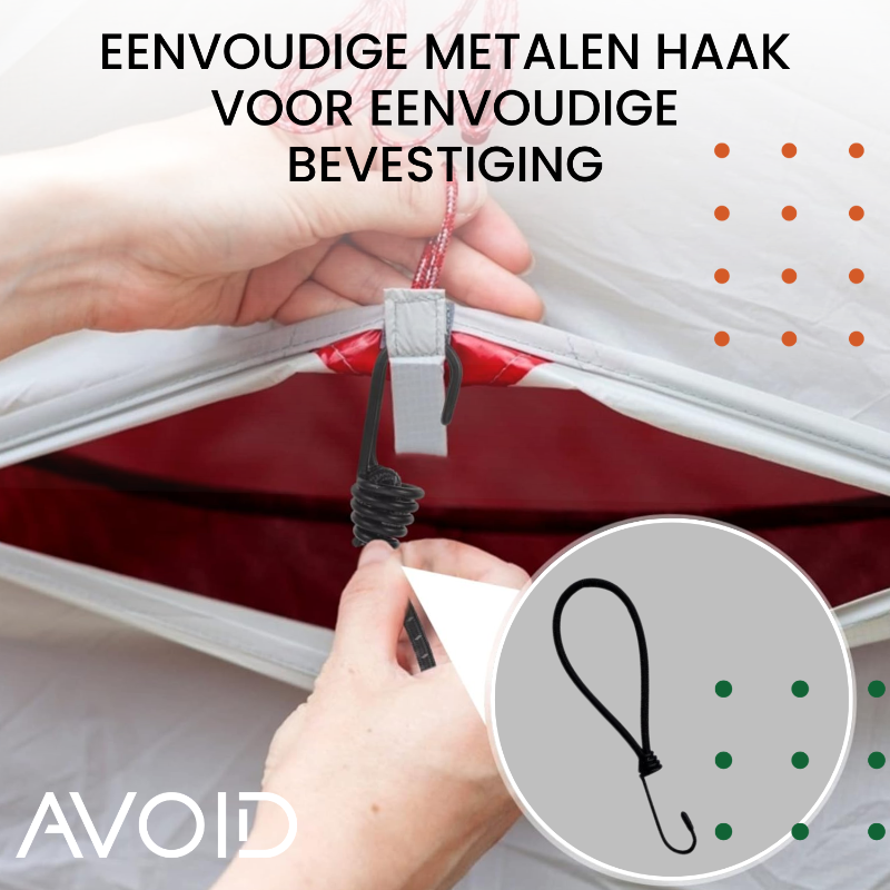 Zwarte, flexibele kabels met metalen haakjes hangen opgevouwen, geschikt voor kabelorganisatie of elektrische installaties. Perfect voor kabelmanagement in kantoren en huishoudens.