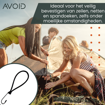 Zwarte, flexibele kabels met metalen haakjes, opgehangen in een losse bundel. Geschikt voor kabelorganisatie en stroomvoorziening in kantoor- en huishoudelijke omgevingen.
