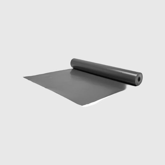 Een minimalistisch, zwart, cilindrisch vaasje van mat glas, geschikt voor moderne interieurs. Ideaal als decoratief element voor een minimalistische woonkamer of als vaas voor een enkele bloem.