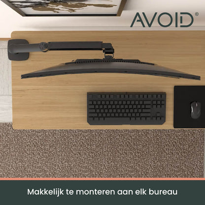 Zwarte, verstelbare monitorarm met stalen constructie en VESA-afstandsbevestiging, geschikt voor ergonomisch schermbevestigen aan bureaus of in kantooromgevingen.